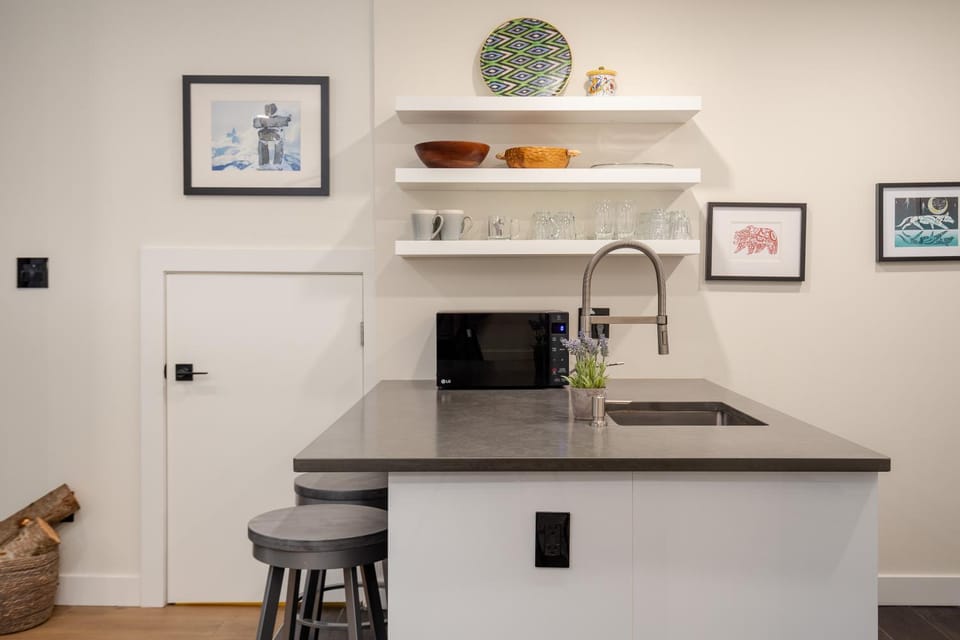 Kitchen or kitchenette, minibar