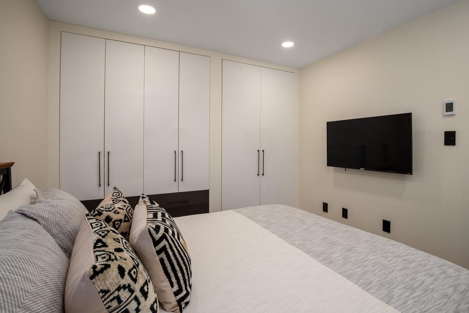Bed, TV and multimedia, Bedroom, wardrobe