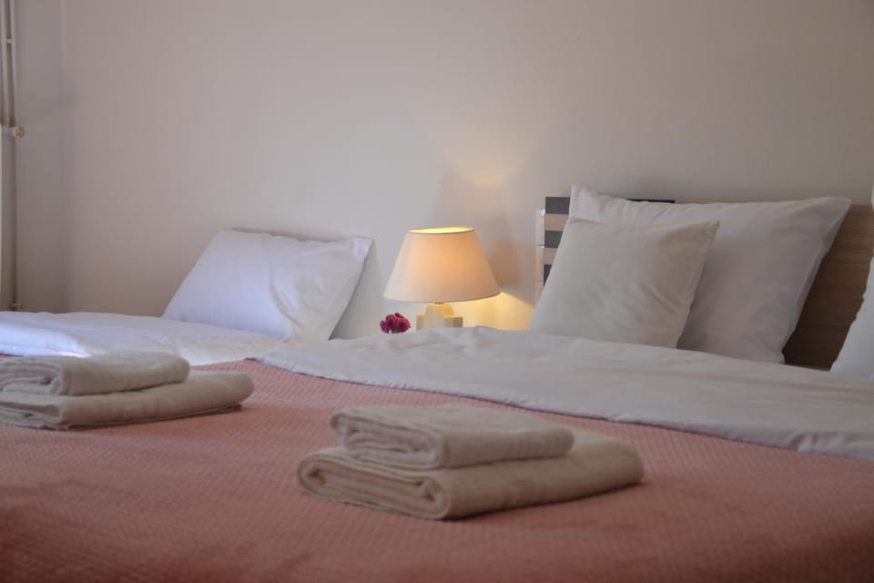 Bed, Bedroom, towels