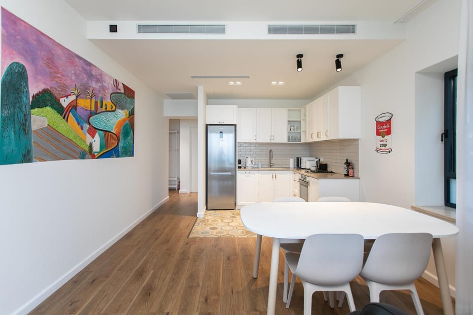 Kitchen or kitchenette, Dining area, minibar, pet friendly