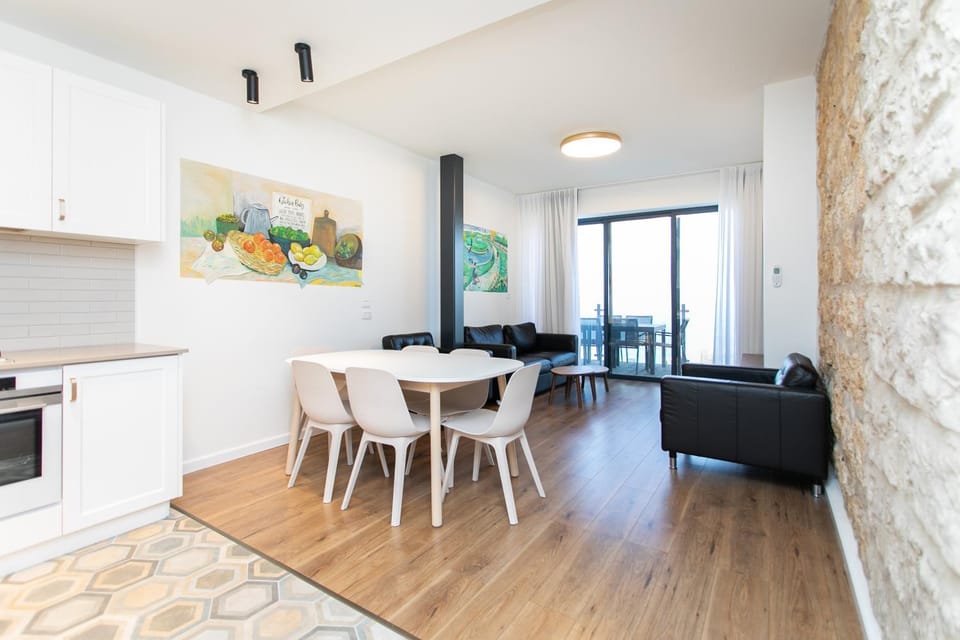 Kitchen or kitchenette, Living room, Seating area, Dining area, pet friendly, stove