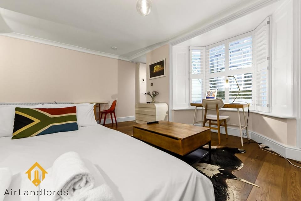Bed, Living room