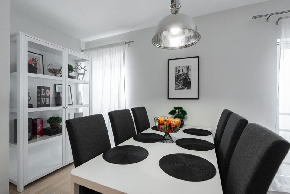 Kitchen or kitchenette, Living room, Seating area, Dining area