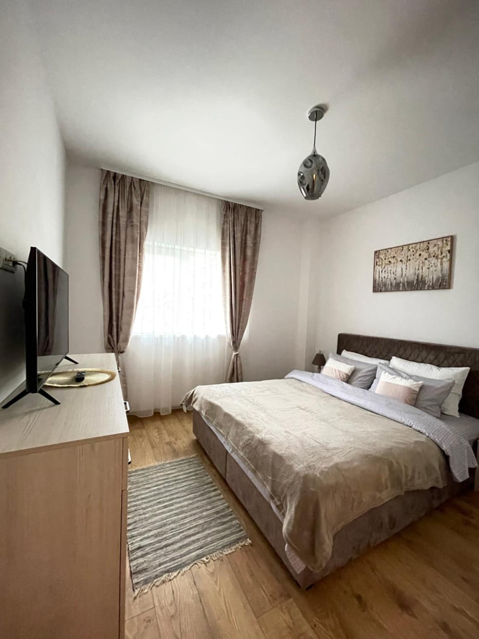 Bed, TV and multimedia, Evening entertainment, Bedroom