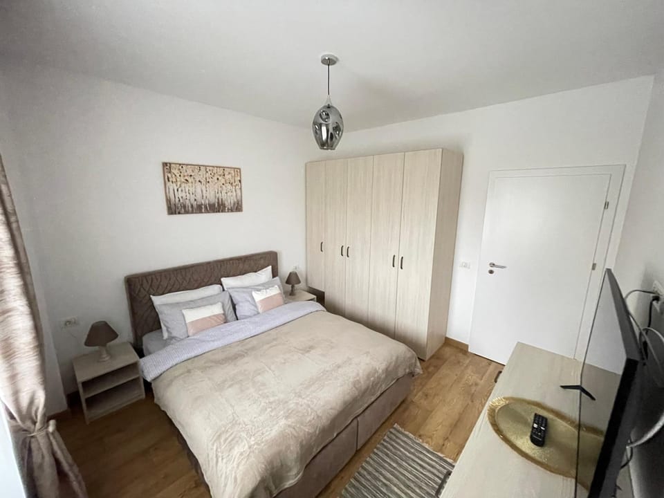 Bed, TV and multimedia, Bedroom, wardrobe