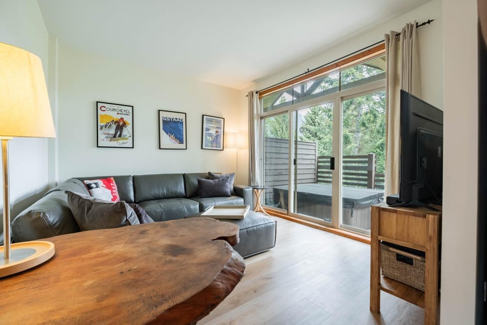 Hot Tub, TV and multimedia, Living room, Seating area