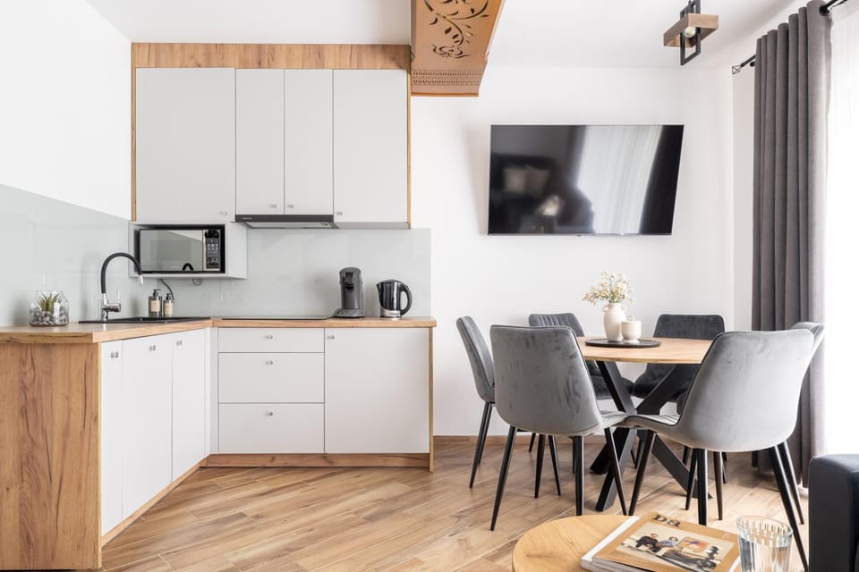 Coffee/tea facilities, Kitchen or kitchenette, Dining area, stove