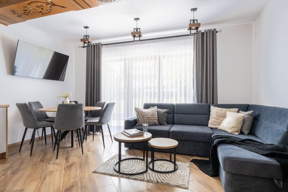 TV and multimedia, Living room, Seating area, Dining area