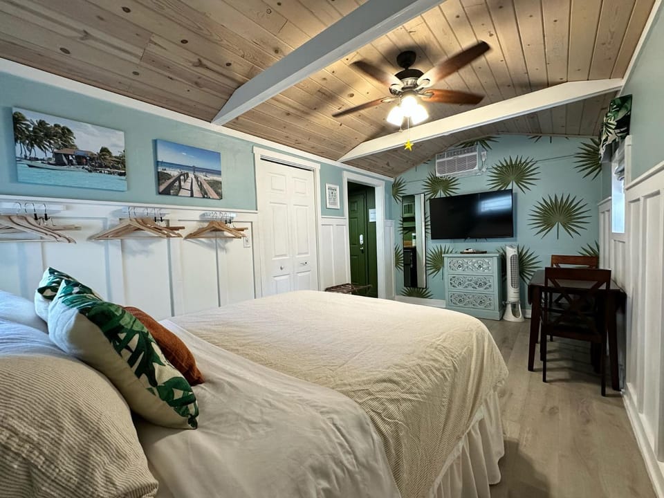 Bed, Dining area, Bedroom