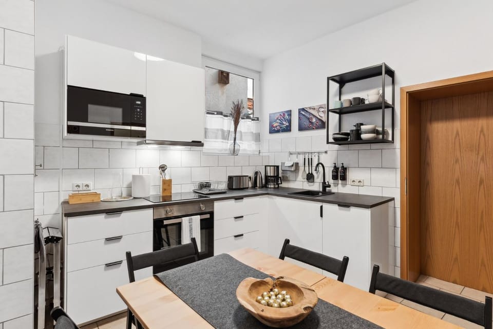 Coffee/tea facilities, Kitchen or kitchenette, Dining area, Food, dishwasher, minibar, pet friendly, stove, stove, toaster, toaster, kitchen