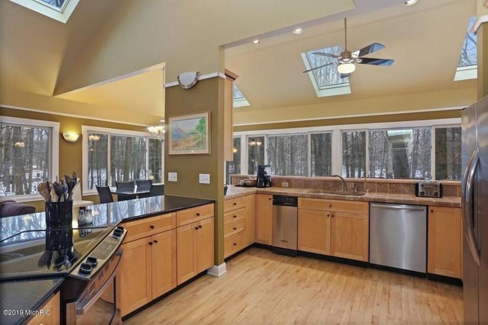 Woodshores Retreat - cozy retreat, hot tub, Lk MI House in Lake Michigan Beach