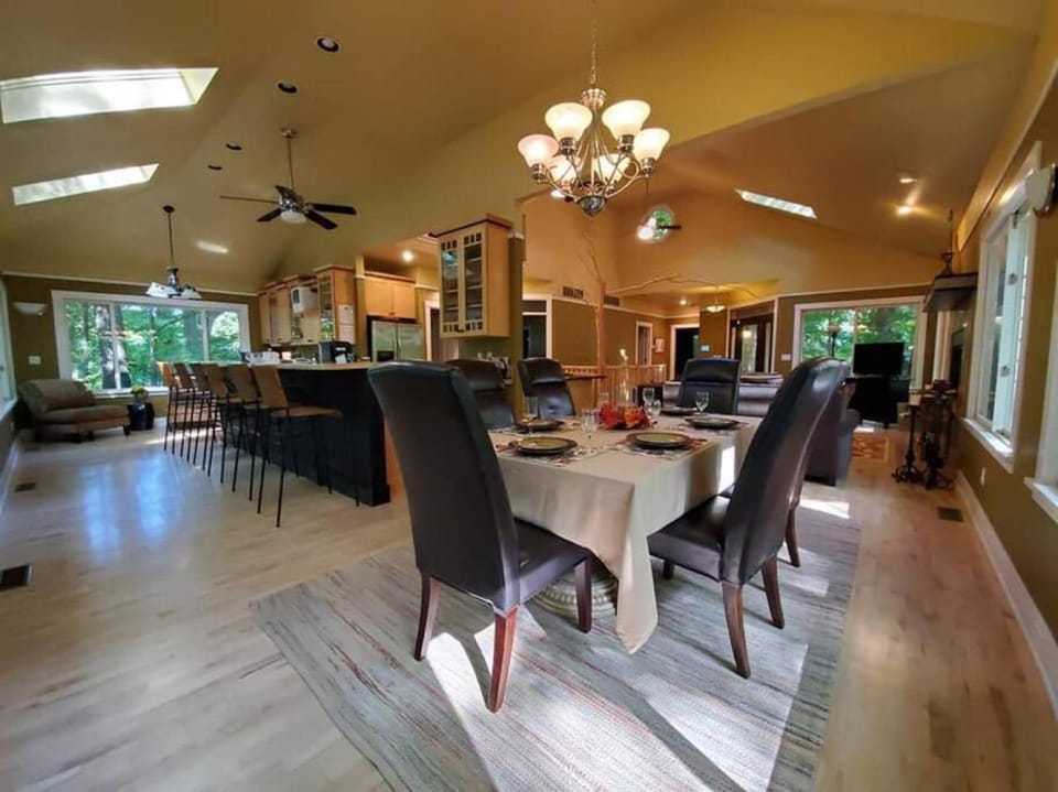 Woodshores Retreat - cozy retreat, hot tub, Lk MI House in Lake Michigan Beach