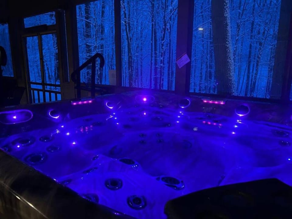 Woodshores Retreat - cozy retreat, hot tub, Lk MI House in Lake Michigan Beach