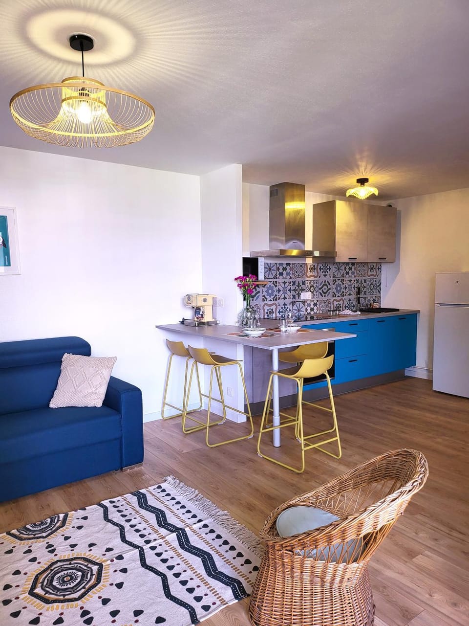 Communal lounge/ TV room, Kitchen or kitchenette, Living room, Lounge or bar, Seating area, stove