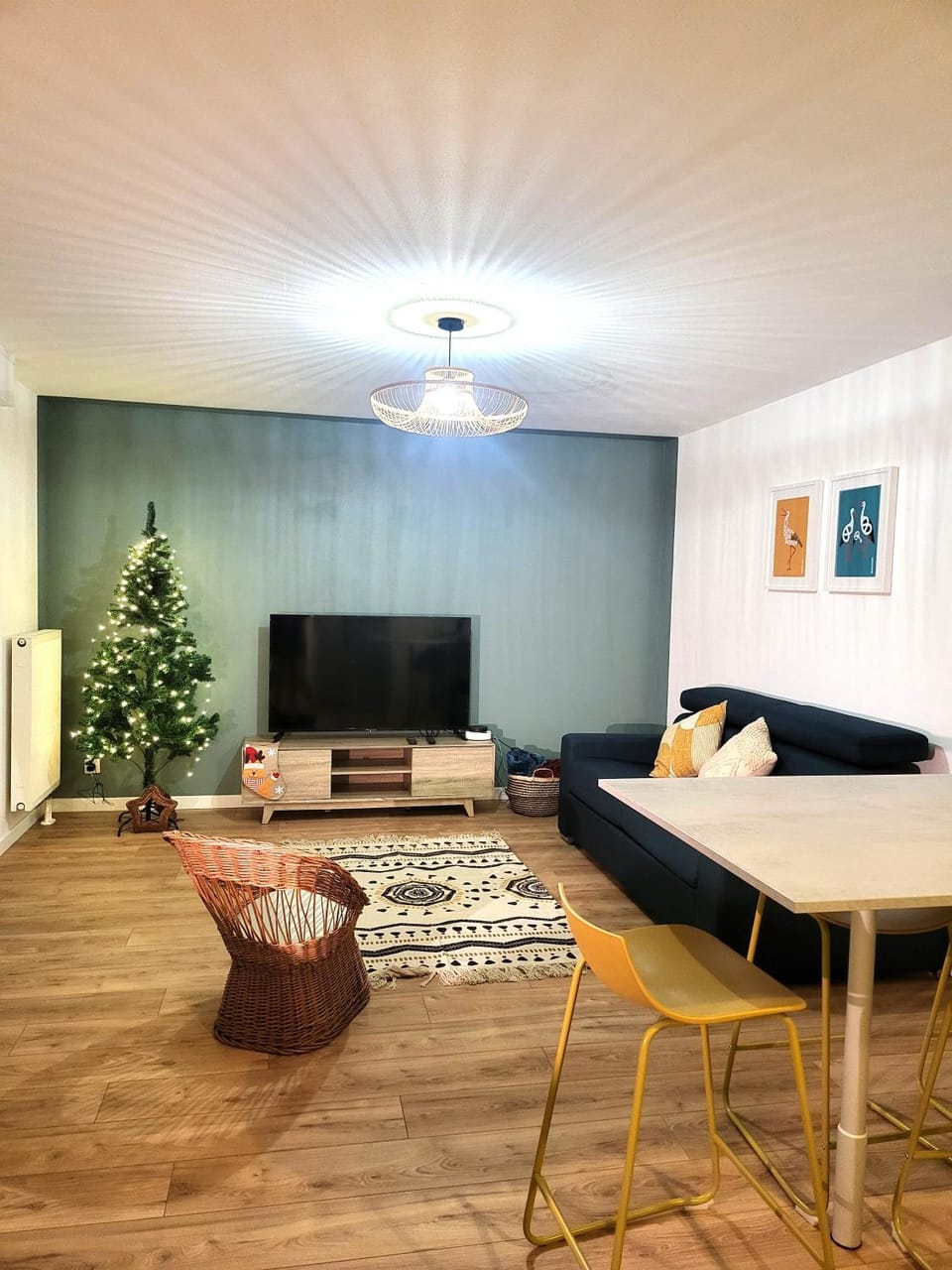 TV and multimedia, Living room, Seating area, Evening entertainment