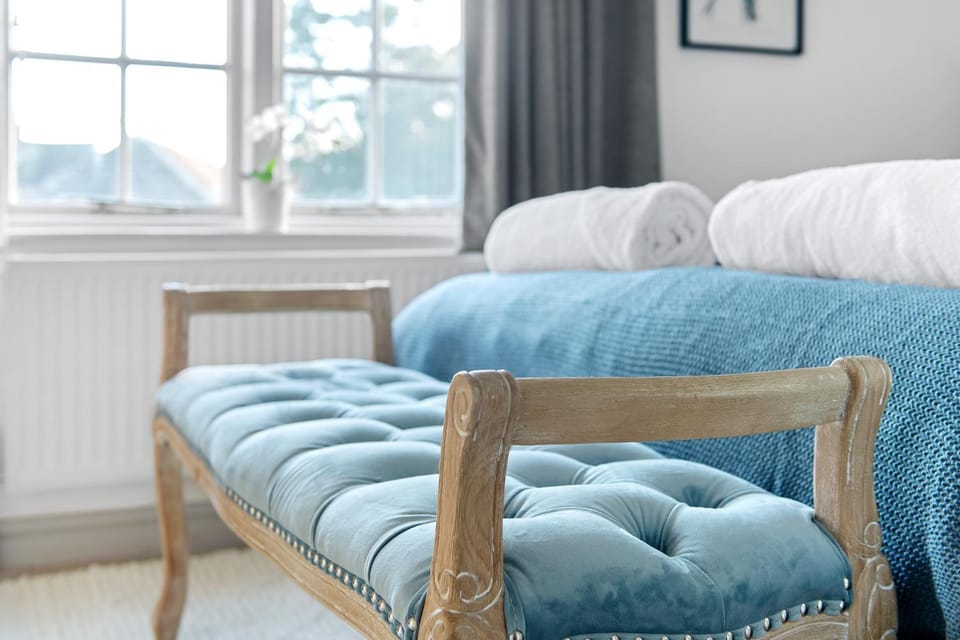Bed, Seating area, Bedroom