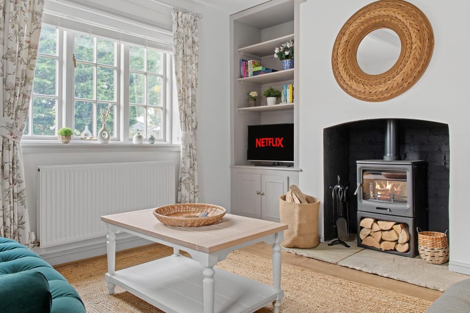 TV and multimedia, Living room, Seating area, flat iron
