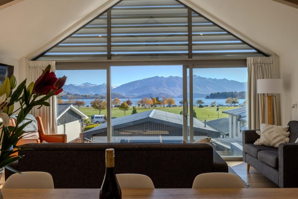 Living room, Dining area, Lake view, Mountain view