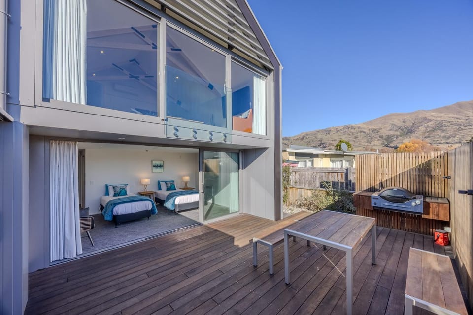 Patio, View (from property/room), Balcony/Terrace, Seating area, Dining area, Mountain view