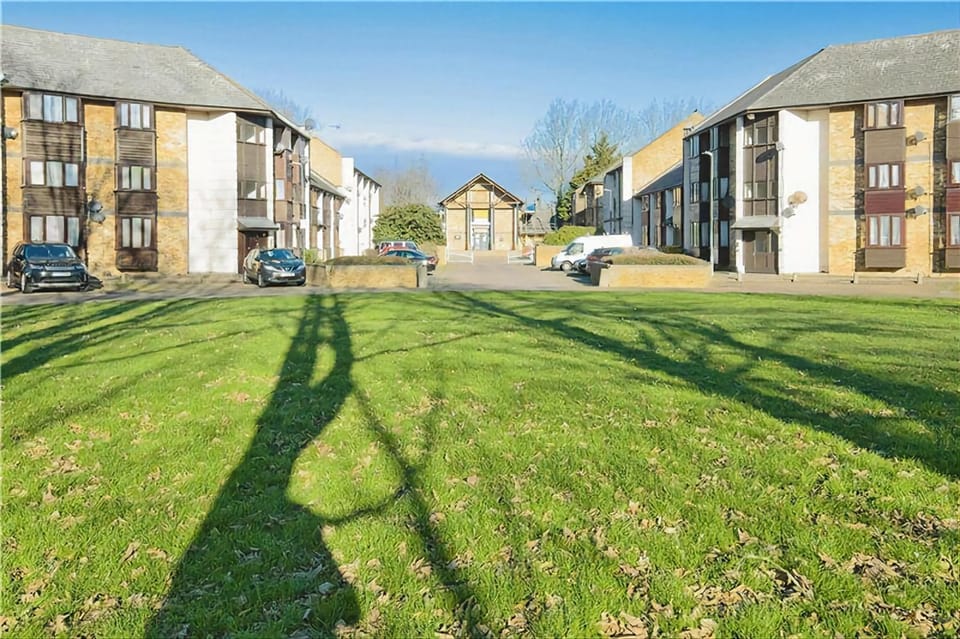 Day, Neighbourhood, Natural landscape, Garden view, Street view, Parking