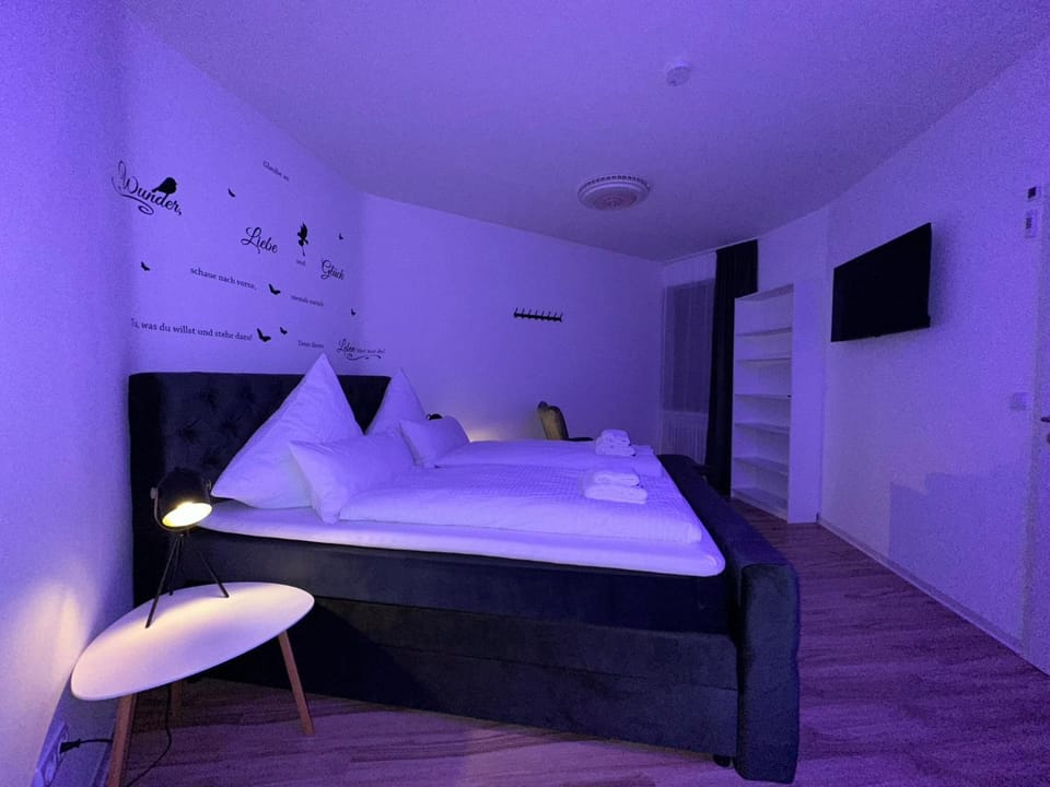 Bed, TV and multimedia, Photo of the whole room, Bedroom