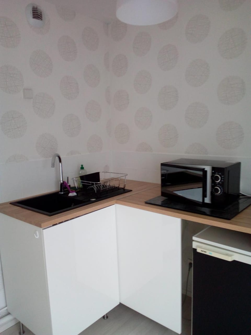 Kitchen or kitchenette, minibar