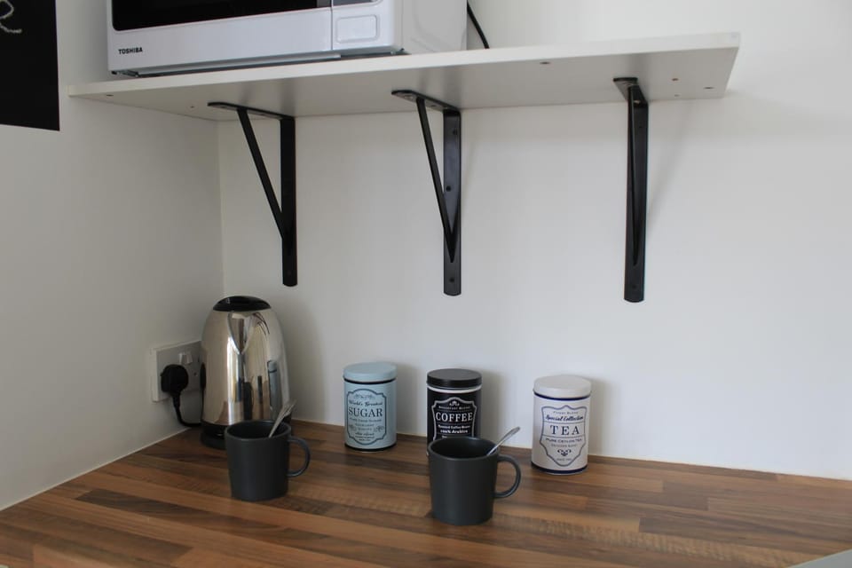 Coffee/tea facilities, microwave
