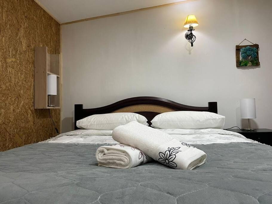 Bed, Bedroom, towels