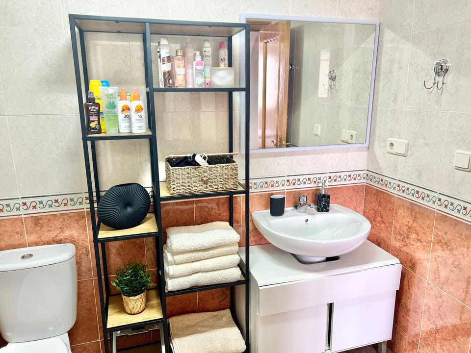 Shower, Toilet, Bathroom, towels