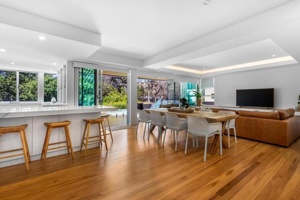 BEACH01- Mooloolaba Beachfront Apartment with Private Pool Apartment in Sunshine Coast