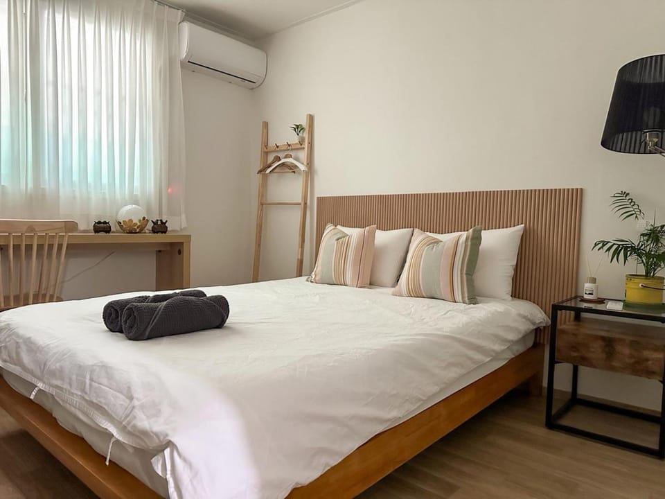 Bed, Bedroom, towels, air conditioner