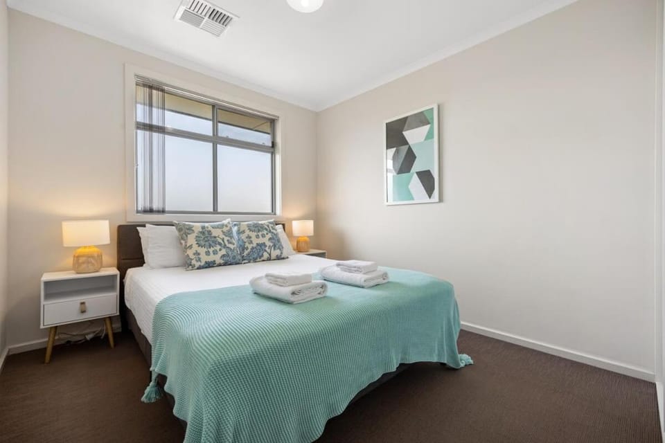 The Charming Living 3BR Townhouse Perfect Vacation House in Port Adelaide