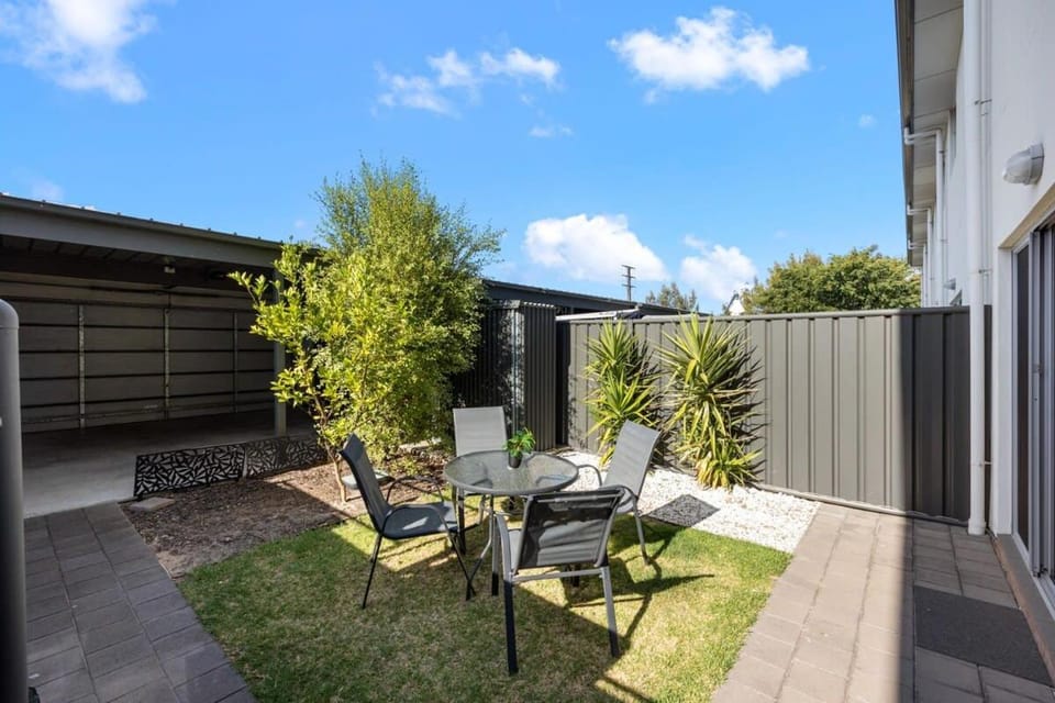 The Charming Living 3BR Townhouse Perfect Vacation House in Port Adelaide
