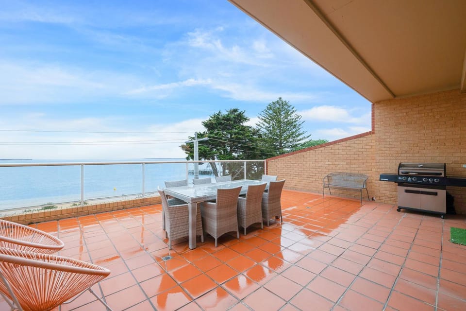 Beachfront Bliss - shared indoor pool & spa House in Cowes