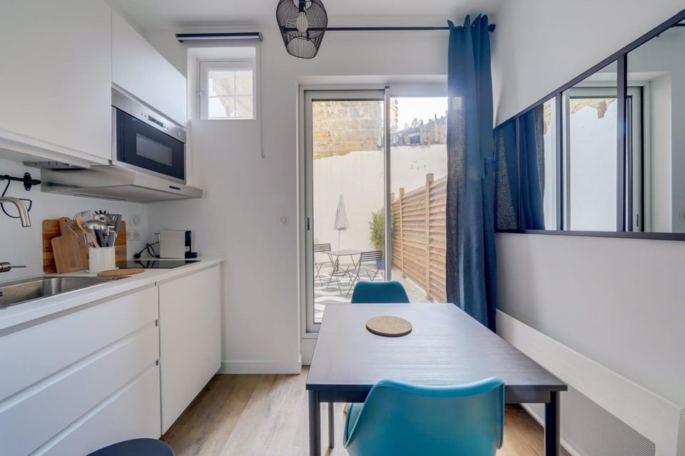 Kitchen or kitchenette, Dining area