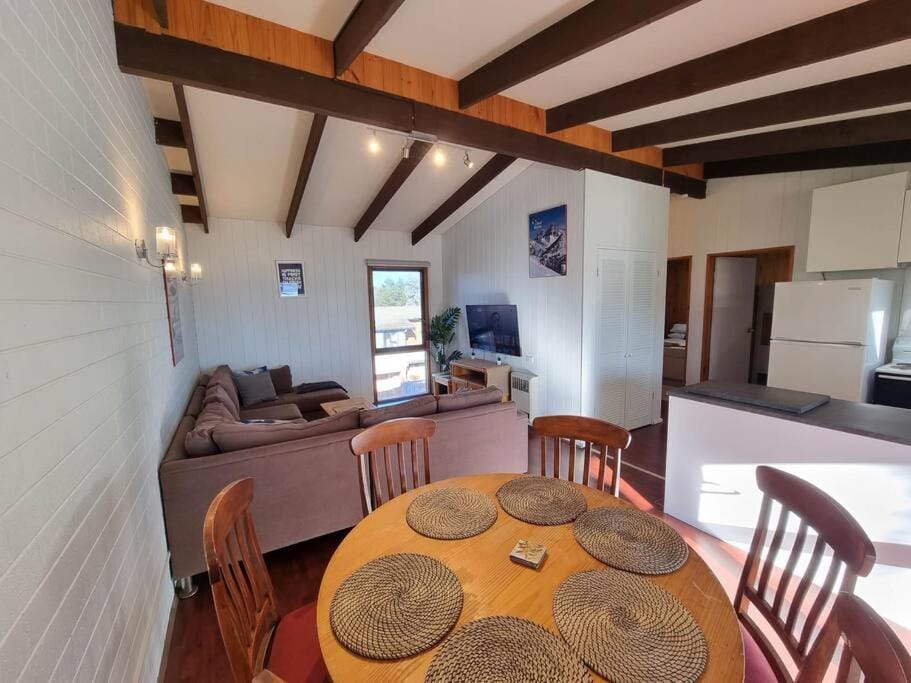 The Hideout - Lake Views & Balcony w BBQ I Central Location I Wi-Fi I Smart TV - By HappyHosts Apartment in East Jindabyne