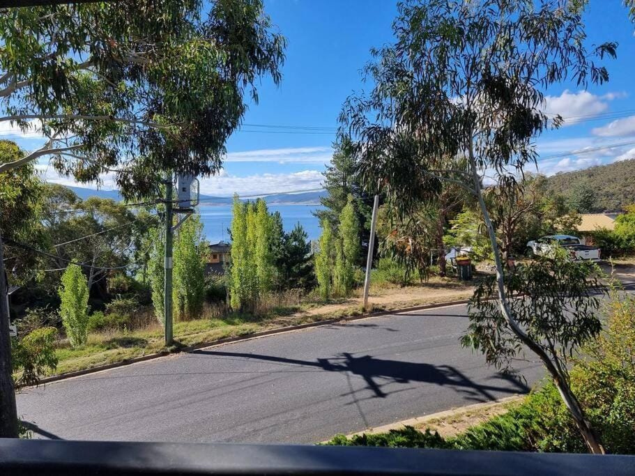 The Hideout - Lake Views & Balcony w BBQ I Central Location I Wi-Fi I Smart TV - By HappyHosts Apartment in East Jindabyne
