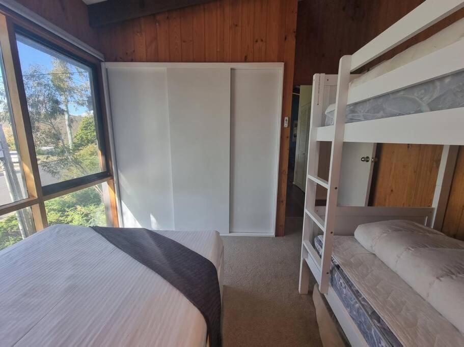 The Hideout - Lake Views & Balcony w BBQ I Central Location I Wi-Fi I Smart TV - By HappyHosts Apartment in East Jindabyne
