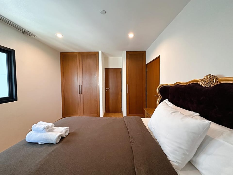 Bed, Bedroom, towels