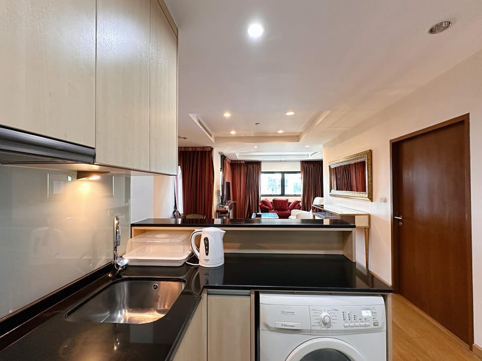 Kitchen or kitchenette, stove, washing machine