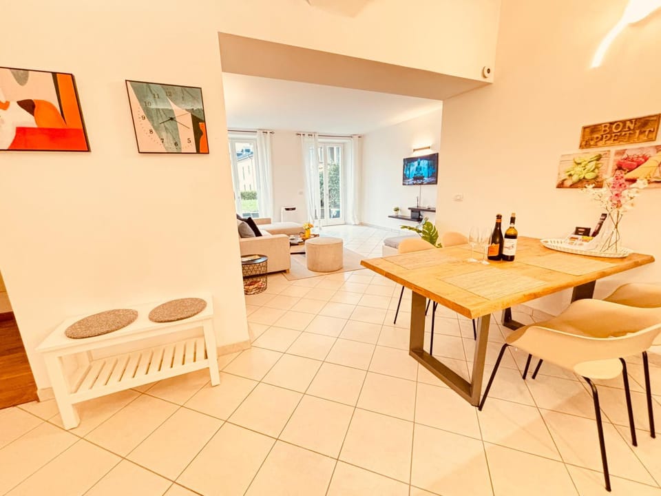 Food and drinks, Seating area