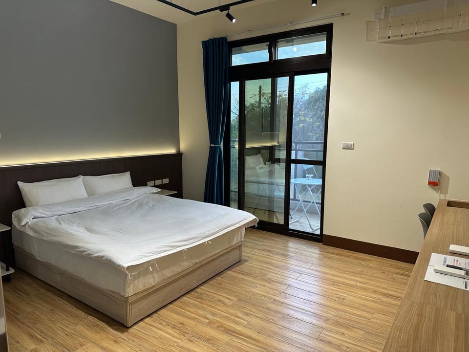 TV and multimedia, Balcony/Terrace, Dining area, air conditioner