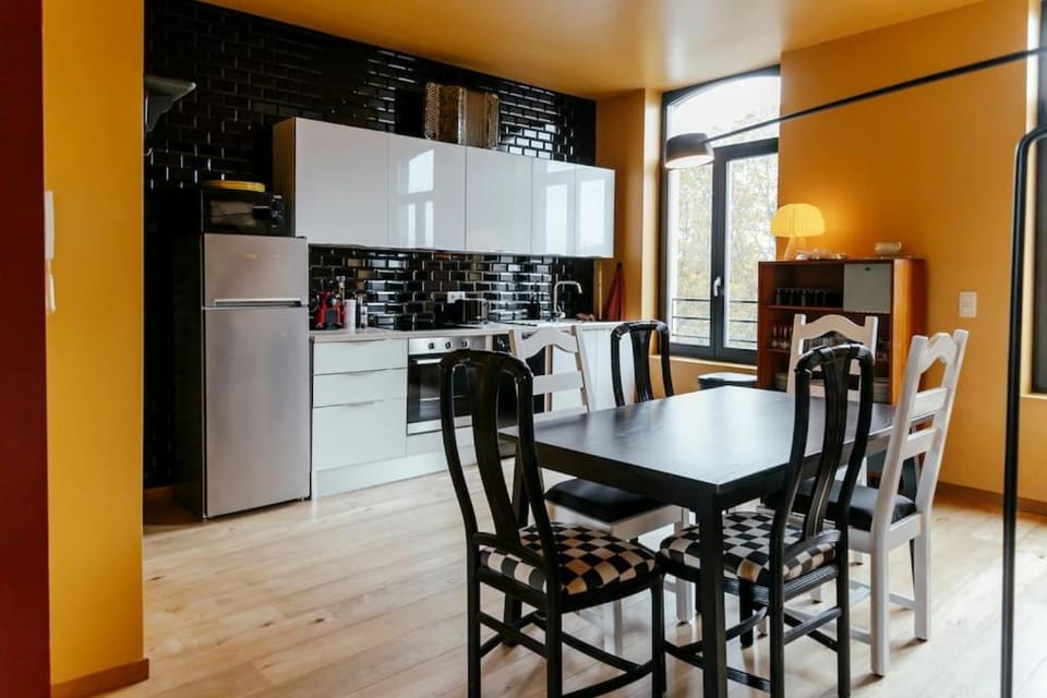 Le rétro chic - Grand Duplex pour 6 dans le centre Apartment in Liège