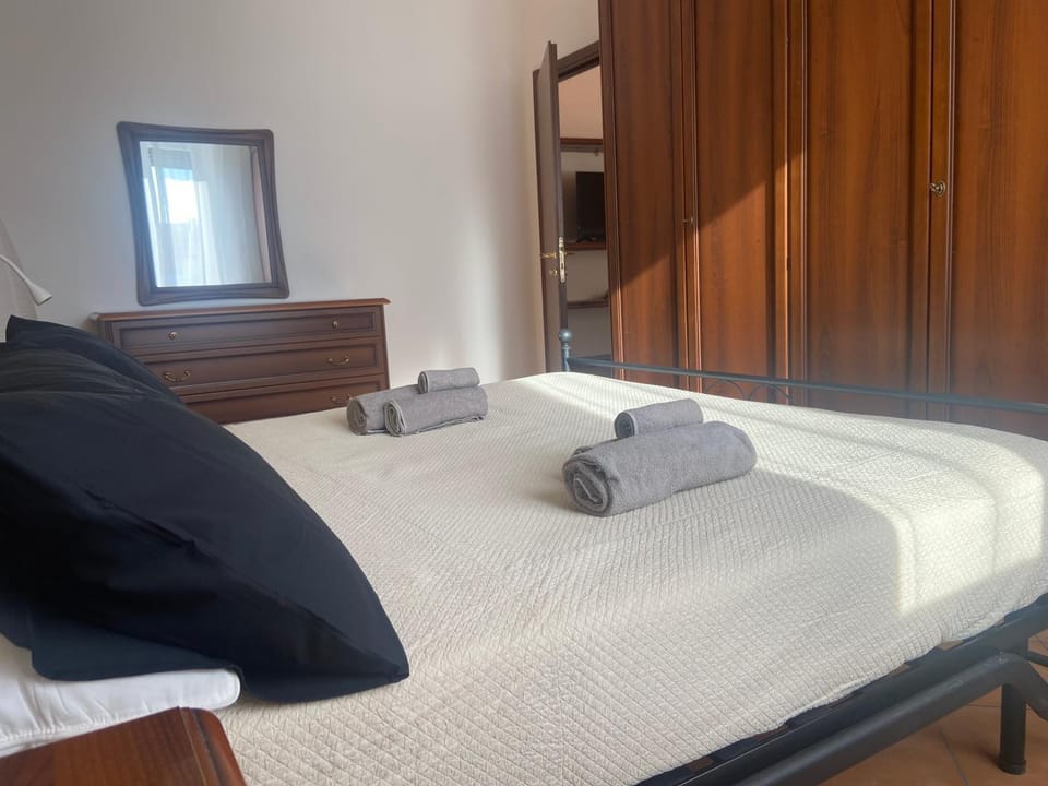 Bed, Bedroom, towels