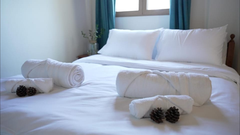 Bed, towels