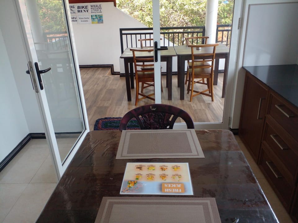 Seating area, Dining area