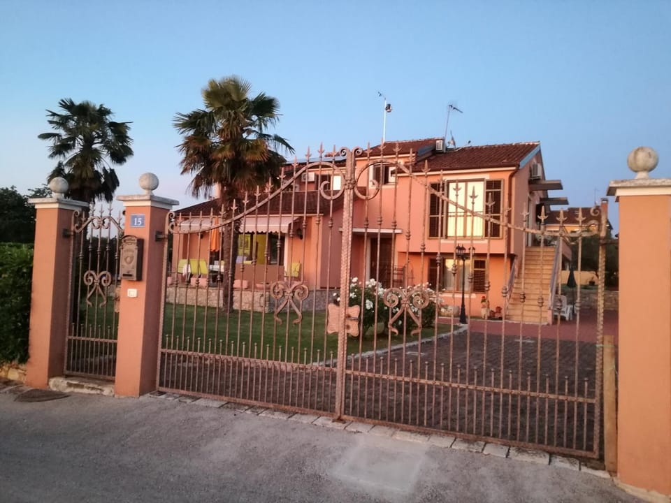 Facade/entrance