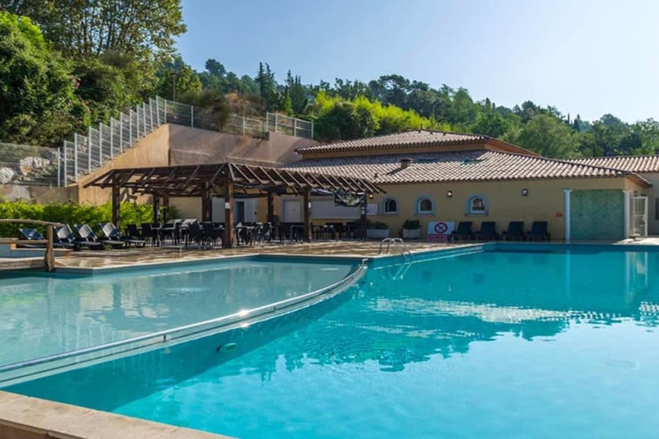 Swimming pool, sunbed
