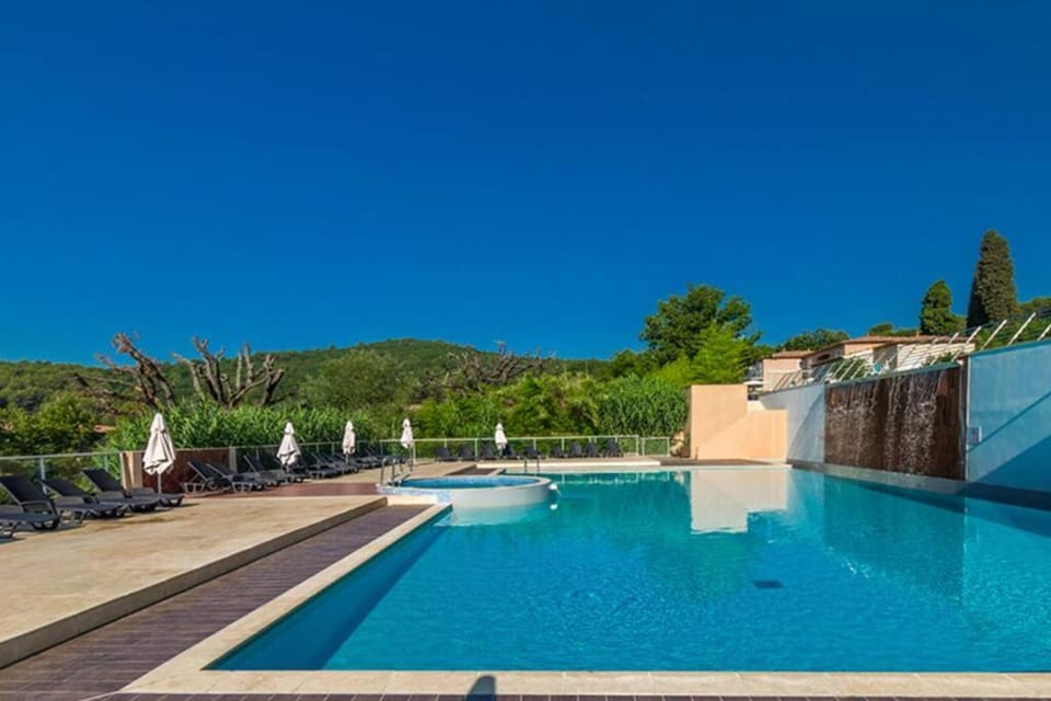 Swimming pool, sunbed
