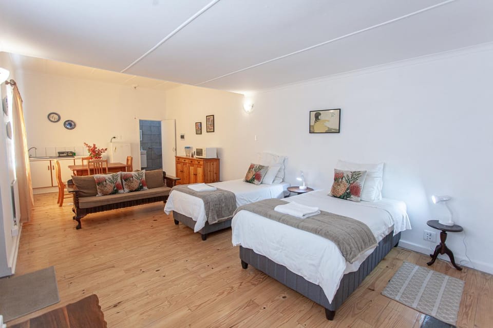Bed, TV and multimedia, Photo of the whole room, Seating area, Bedroom